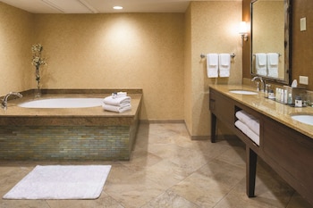 Suite, 1 King Bed, Accessible (Roll-in Shower)