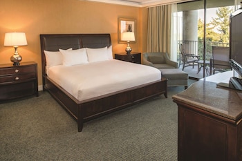 Suite, 1 King Bed, Accessible (Roll-in Shower)