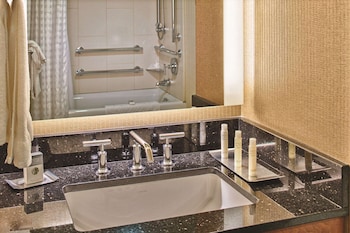 Deluxe Room, 2 Queen Beds, Accessible, Mountain View (Bathtub)