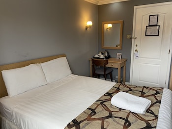 Economy Double Room, Ensuite (Near Train Track)