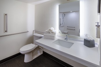 Standard Room, 2 Queen Beds, Roll-in Shower (Mobility)