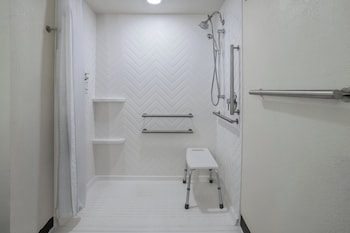 Standard Room, 2 Queen Beds, Roll-in Shower (Mobility)