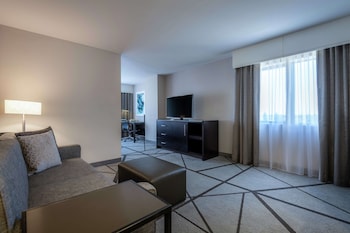 Junior Suite, 1 King Bed, Accessible, Non Smoking (Roll-in Shower)