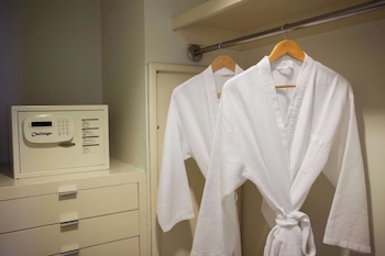Room, 1 King Bed (Club Access)