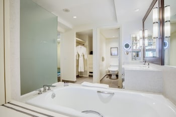 Deluxe Room, 1 King Bed, Oceanfront