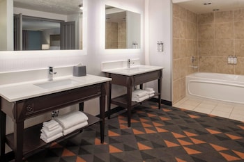 Suite, 1 Bedroom, Courtyard View