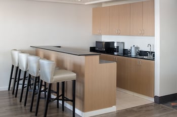 Suite, 1 Bedroom, Courtyard View
