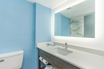 Oceanfront Queen Suite