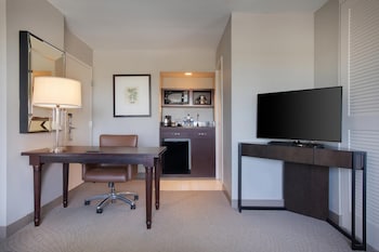 Club Suite, 1 Bedroom (Mobility Accessible, Roll-In Shower)