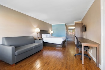 Deluxe Room, 1 King Bed, Pool View