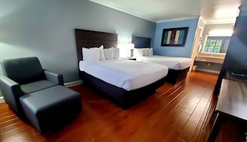 Deluxe Room, 2 Queen Beds, Pool View