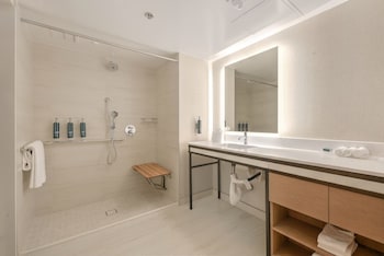 Room, 1 King Bed, Accessible (Roll-In Shower)