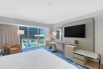 Room, 2 Queen Beds, Pool View