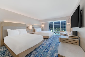 Room, 2 Queen Beds, Pool View
