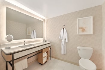 Room, 2 Queen Beds, Accessible (Mobility, Roll-In Shower)