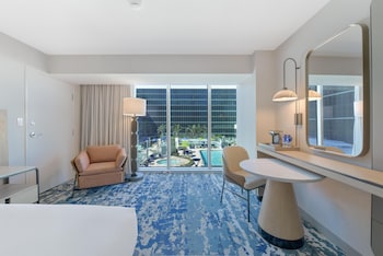 Room, 1 King Bed, Pool View