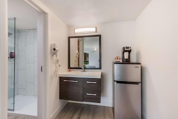 Standard Room, 1 King Bed, Patio