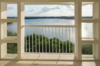 Deluxe Room, 1 King Bed, Balcony, Lagoon View