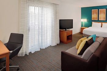Studio, 1 Queen Bed with Sofa bed (Mobility/Hearing Accessible, Tub)
