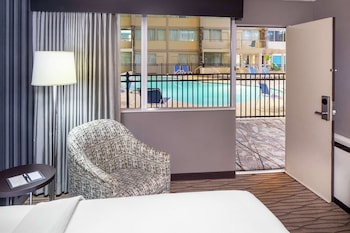 Suite, 1 King Bed, Non Smoking, Poolside (1 Bedroom)