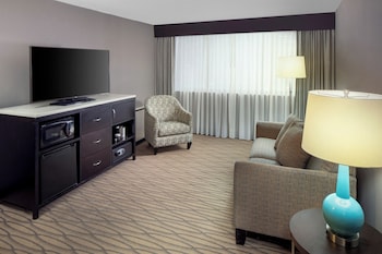 Suite, 1 King Bed, Non Smoking, Poolside (1 Bedroom)