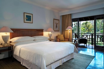 Deluxe Room, 1 King Bed, Non Smoking, Pool View (Balcony)