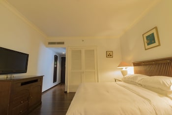 Superior Room, 1 King Bed, Non Smoking (Balcony)