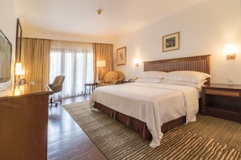 Deluxe Room, 1 King Bed, Non Smoking, Pool View (Balcony)
