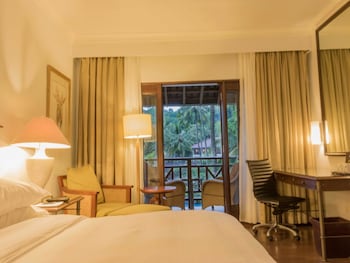 Deluxe Room, 1 King Bed, Non Smoking, Pool View (Balcony)