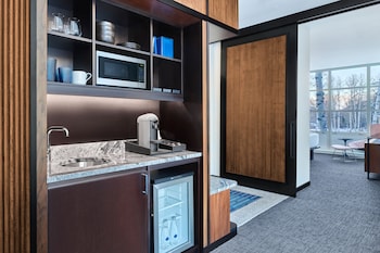 Deluxe Suite, 1 Bedroom, Corner (Mountain)