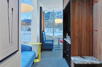 Deluxe Suite, 1 Bedroom, Corner (Mountain)