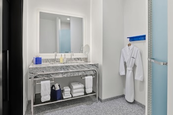 Deluxe Suite, 1 Bedroom, Corner (Mountain)