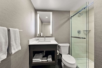 Standard Room, 1 King Bed, Non Smoking, Refrigerator & Microwave (Walk-in Shower)