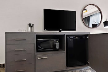 Standard Room, 1 Queen Bed, Non Smoking, Refrigerator & Microwave (Walk-in Shower)