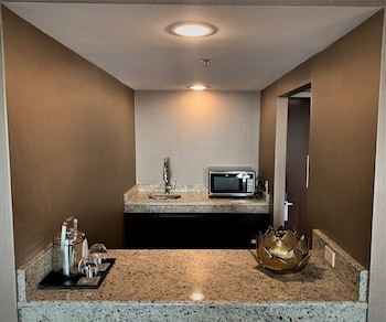 Executive Suite, 1 King Bed with Sofa bed