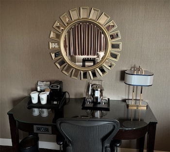 Executive Suite, 1 King Bed with Sofa bed