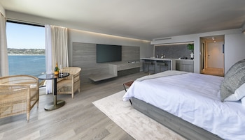 Pines Corner Penthouse Suite (Recently Renovated)
