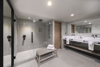 Shores VIP Corner Suite (Recently Renovated)