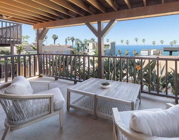 All New Terrace Ocean View Queen Studio (Stair Access Only)