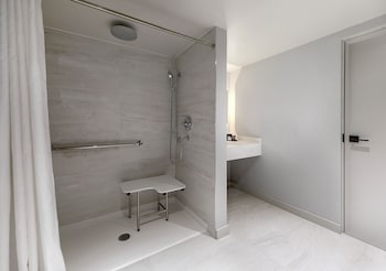 Suite, 1 King Bed, Accessible, Oceanfront (Pines)