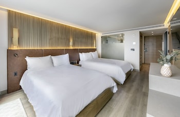 Shores Ocean View 2 Queen Room (Recently Renovated)