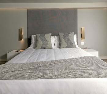 Studio, 1 King Bed (Pines)