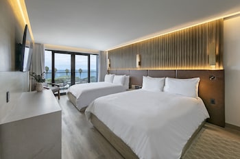 Shores Ocean View 2 Queen Room (Recently Renovated)