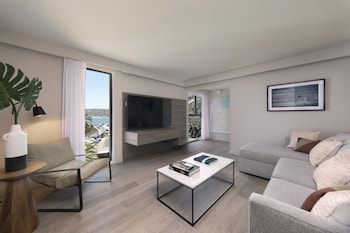 Pines Corner Penthouse Suite (Recently Renovated)