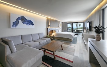 Shores VIP Corner Suite (Recently Renovated)