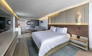 Shores VIP Corner Suite (Recently Renovated)