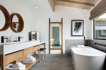 Deluxe Bungalow, 1 King Bed, Oceanfront (Deluxe Suite)