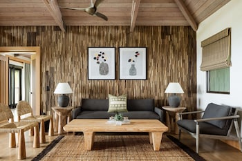 Deluxe Bungalow, 1 King Bed, Oceanfront (Deluxe Suite)