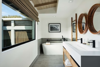Deluxe Bungalow, 1 King Bed, Oceanfront