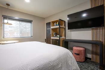 Room, 1 Queen Bed, Roll-in Shower (Communications, Mobility Accessible)